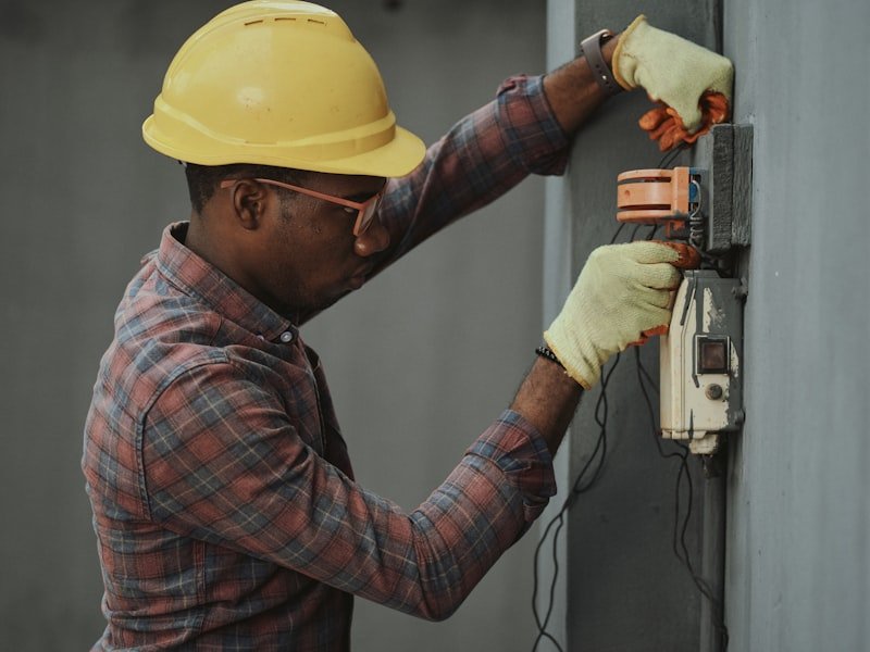 Licensed tradesperson on an emergency call — 24/7 plumbing dispatch across Ottawa.
